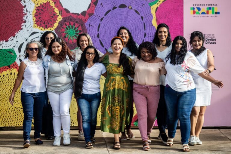 Histórias entrelaçadas de mulheres: a arte ancestral do crochê que tece o presente e desenha o futuro