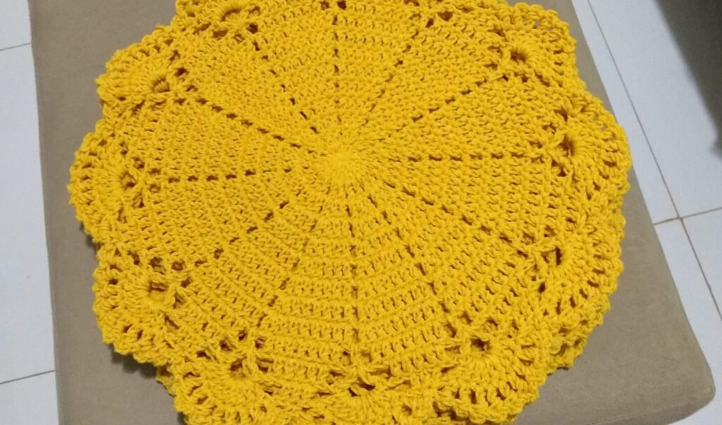 Foto autoral. Trabalho confeccionado em barbante barroco na cor amarelo (maxcolor) número 4.